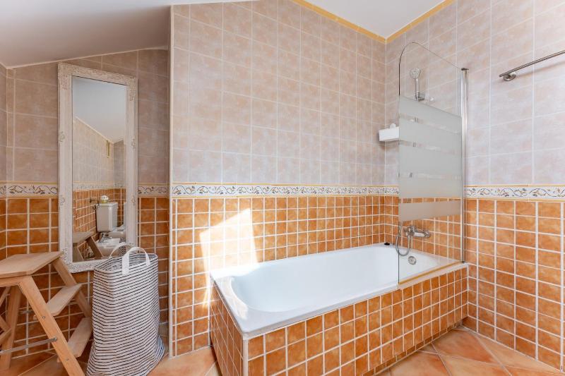 COASTAL PARADISE 3bed  POOL  SEA VIEWS! - image 15