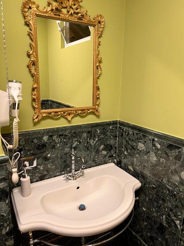 Superior King Room image 3