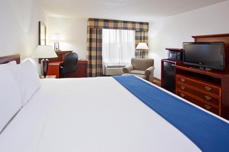 Standard King Room image 4
