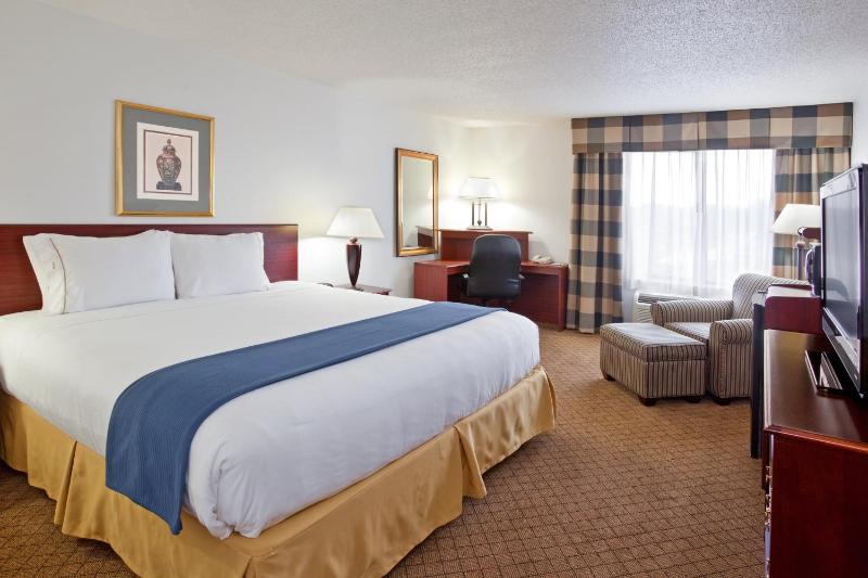 Standard King Room image 3