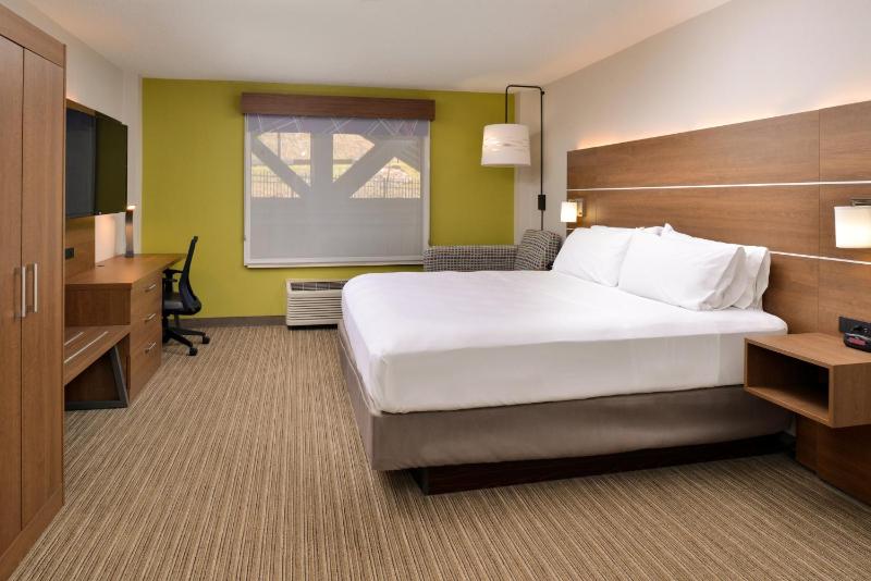 Standard King Room image 2