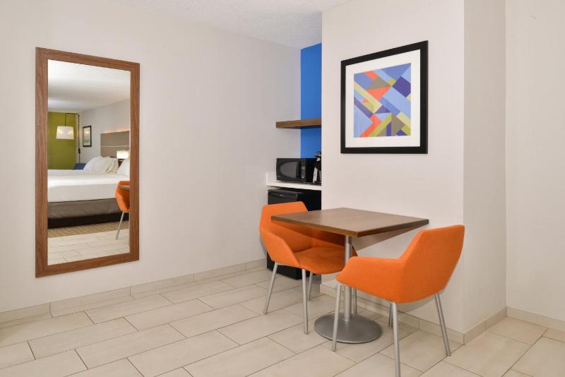 Queen Suite with Two Queen Beds and Additional Living Area image 4