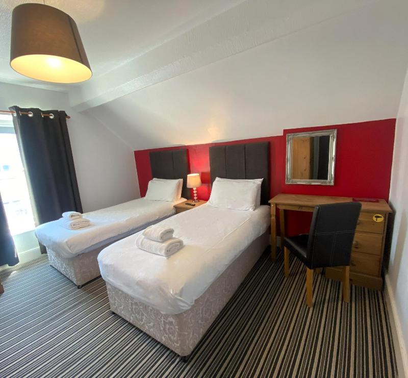 Twin Room image 3