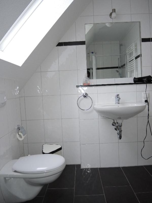 Three-Bedroom House (3-7 Adults) image 2