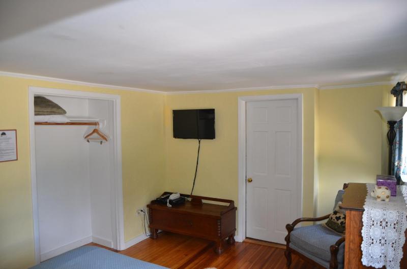 Queen Room image 3