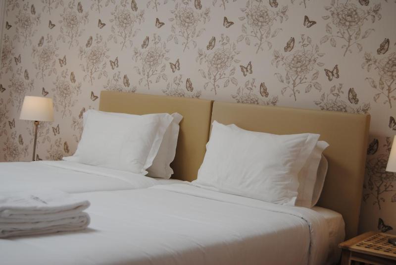 Standard Triple Room with Shared Bathroom image 4