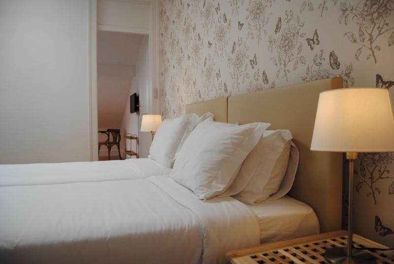 Standard Triple Room with Shared Bathroom image 3