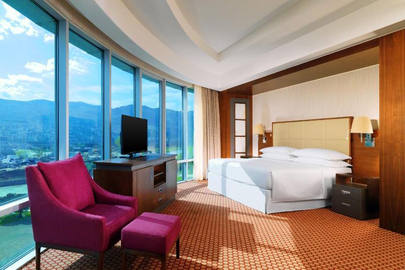 Deluxe Corner Room image 4