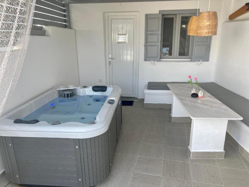 One-Bedroom Apartment with Pool View image 2