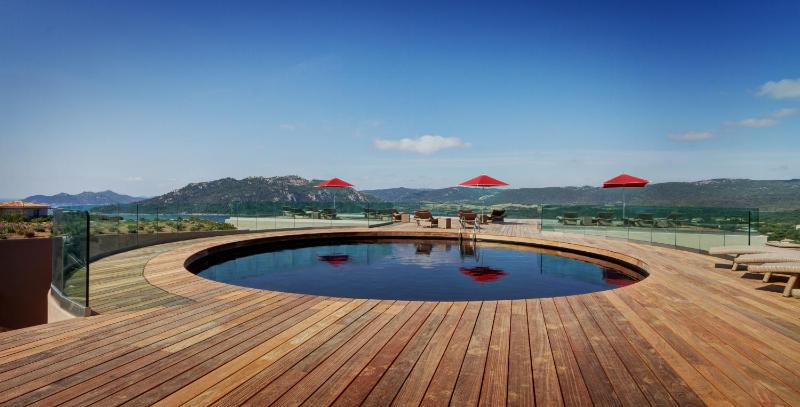 Superior Double or Twin Room with Partial Sea View image 1