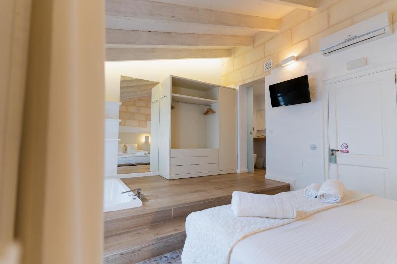 Superior Double Room image 3