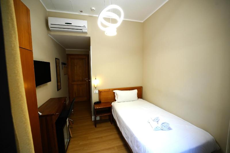 Single Room image 3