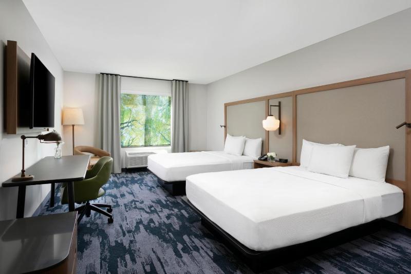 Standard Queen Room with Two Queen Beds image 3