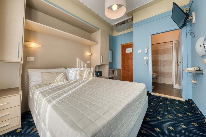 Small Double Room image 4