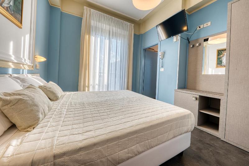 Standard Double Room image 3