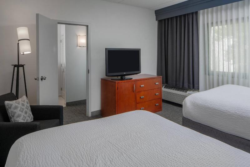 One-Bedroom Suite with Courtyard View image 1