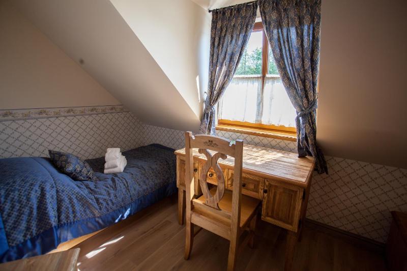 Twin Room image 3