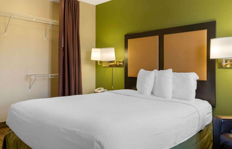 Queen studio with 1 Queen Bed - Disability Access/Non-Smoking image 3