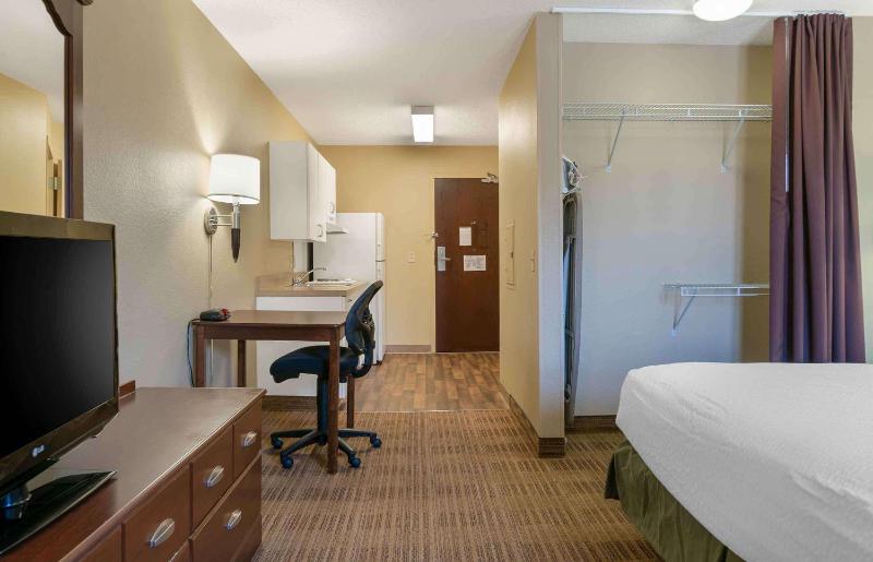 Queen studio with 1 Queen Bed - Disability Access/Non-Smoking image 4