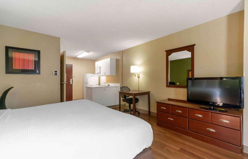 Studio with 1 King Bed - Non-Smoking image 3
