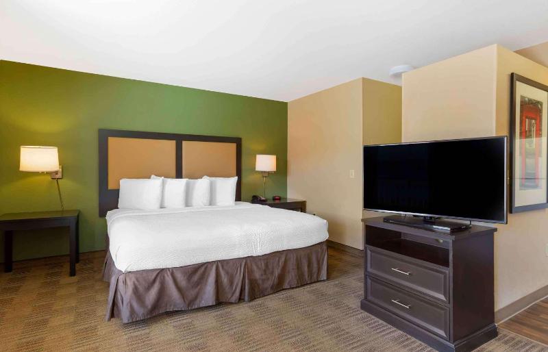 Deluxe Studio with One King Bed - Disability Access - Non-Smoking image 1