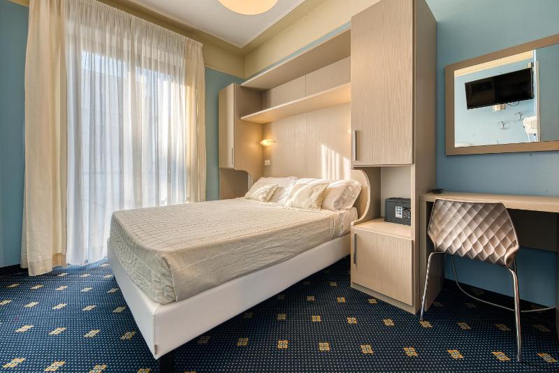 Small Double Room image 3