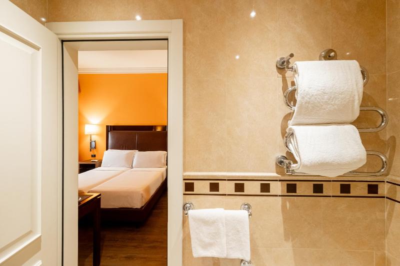 Classic Double Room image 3