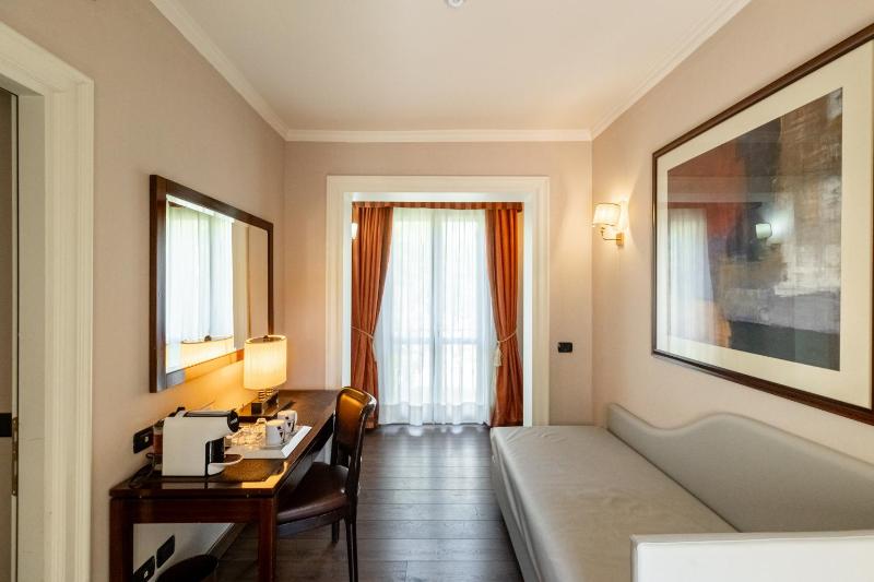 Suite with Spa Bath image 3