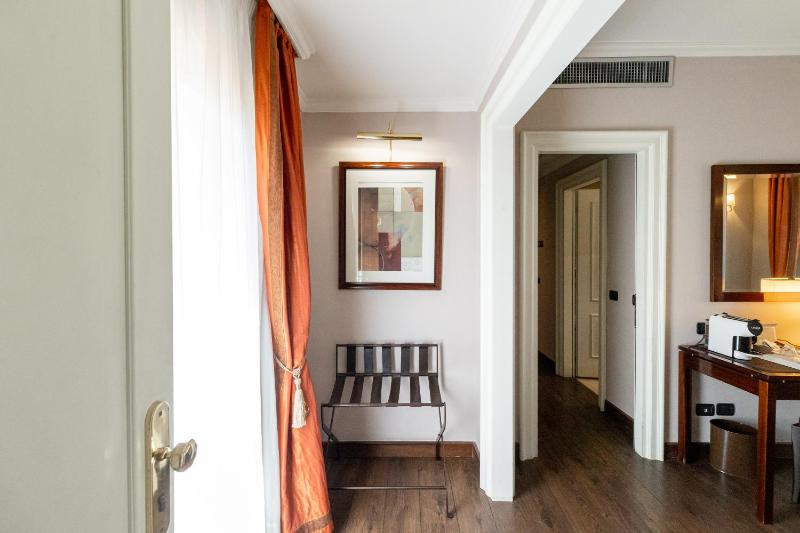 Suite with Spa Bath image 4