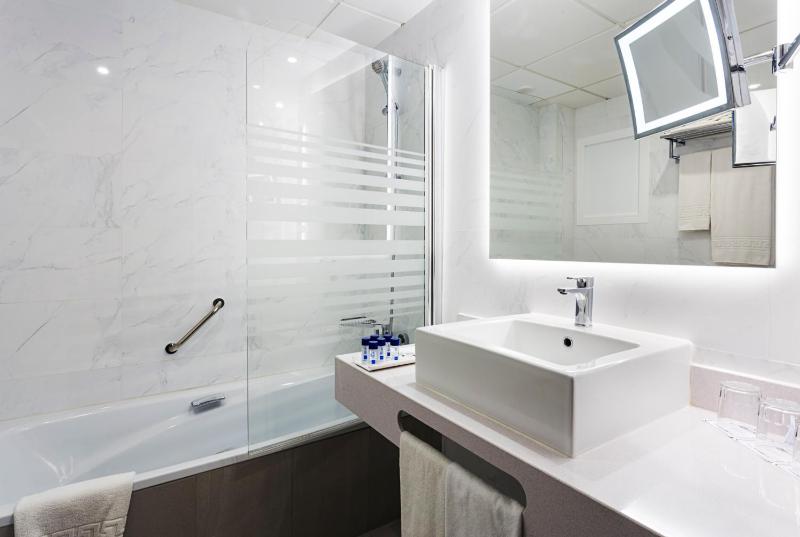 Superior Double Room (2 Adults + 1 Child) image 4