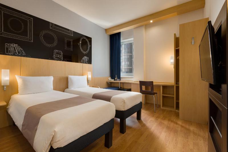 Standard Twin Room image 2