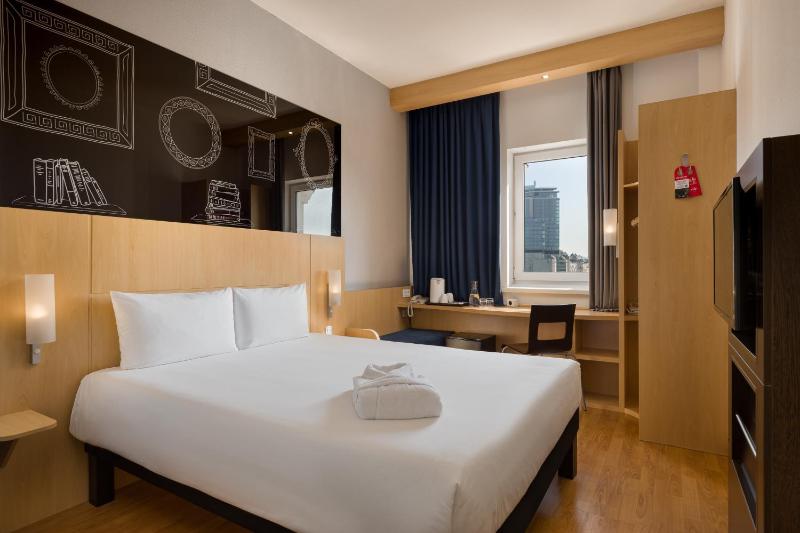 Premium Double Room image 4