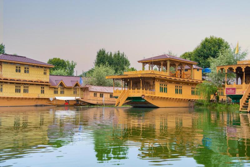 LohonoStays Harmukh Houseboat - image 1