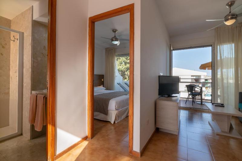 One-Bedroom Apartment image 3