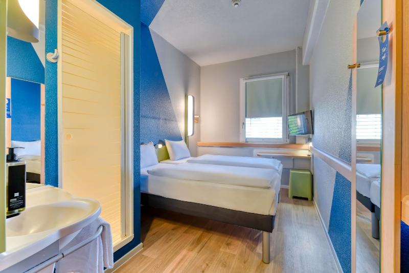 Standard Twin Room image 4