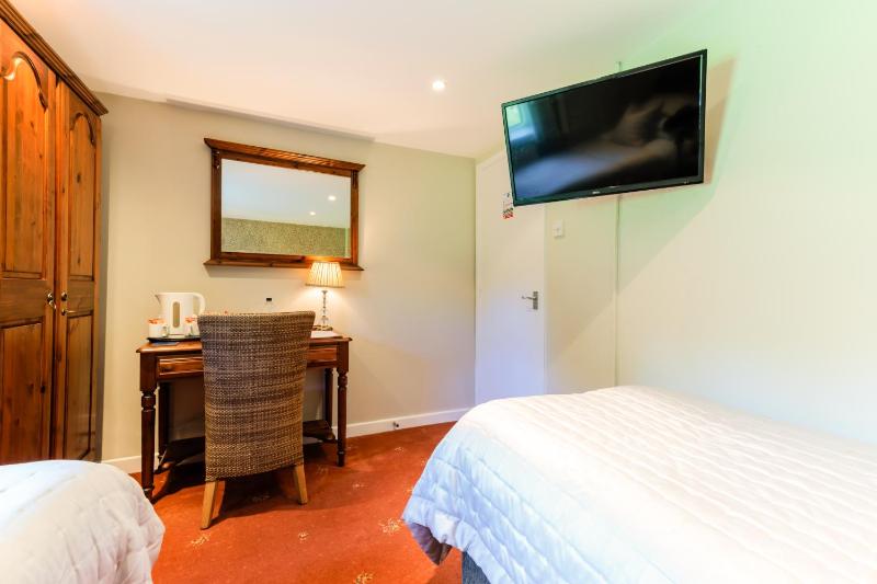 Classic Twin Room image 2