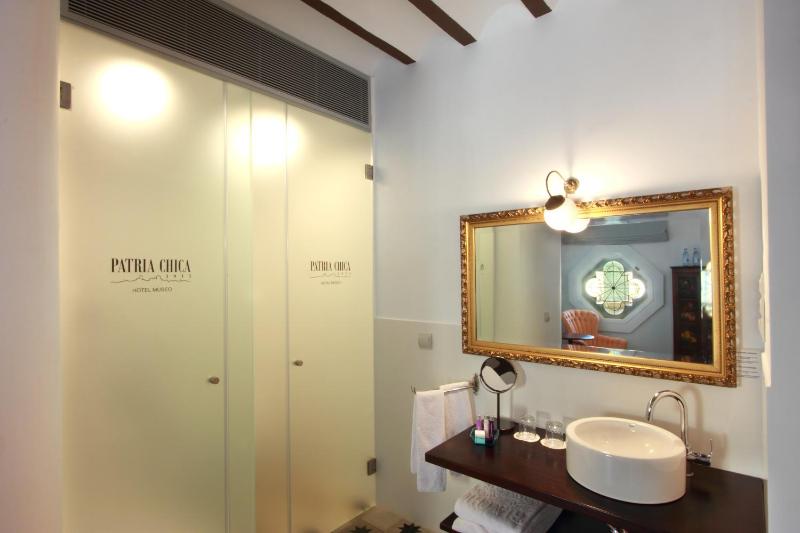 Deluxe Double Room image 4