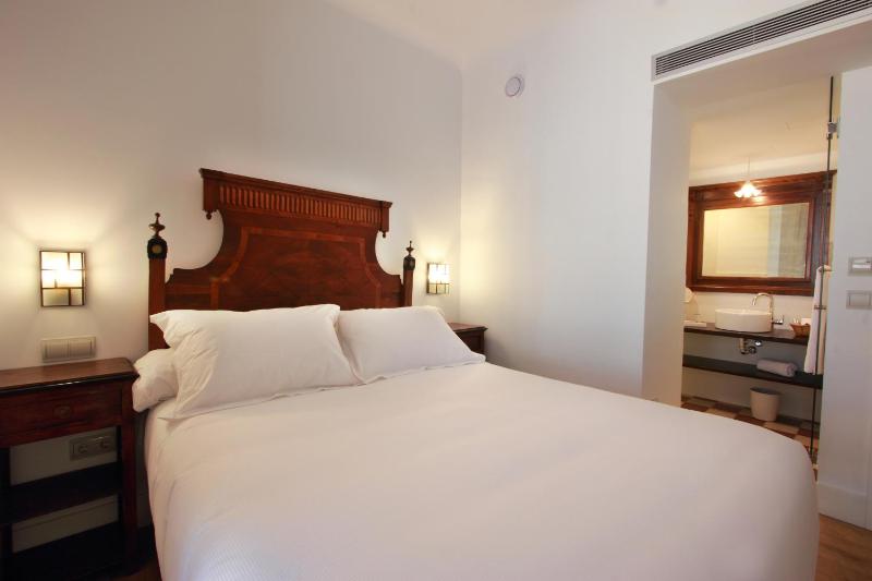 Standard Double Room image 4