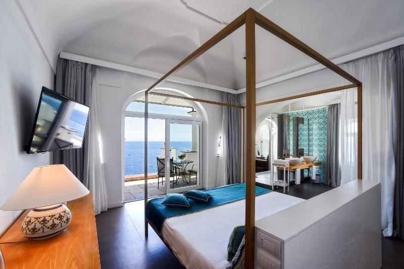Executive Suite with Outdoor Hot Tub image 1