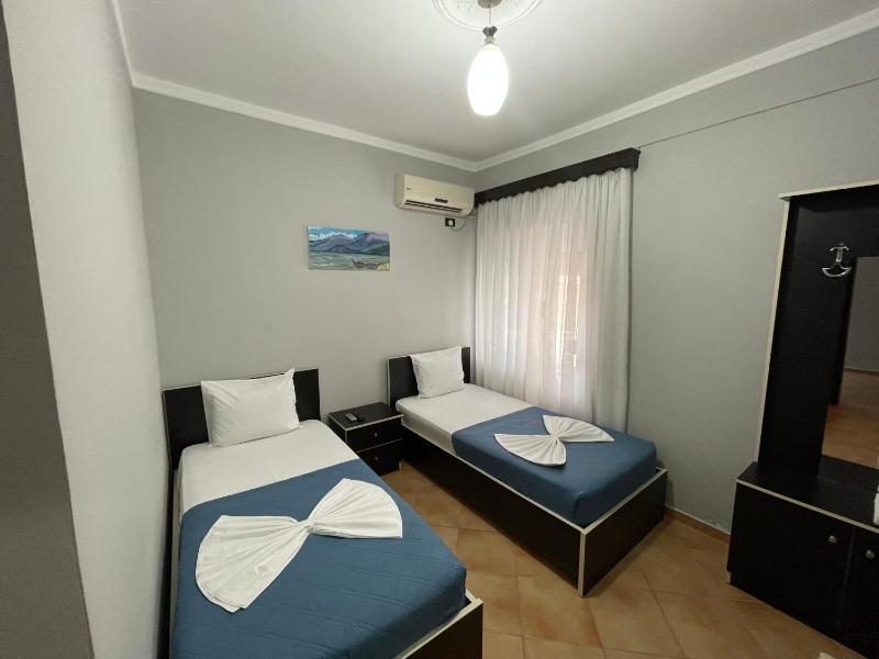 Twin Room with Shower image 3