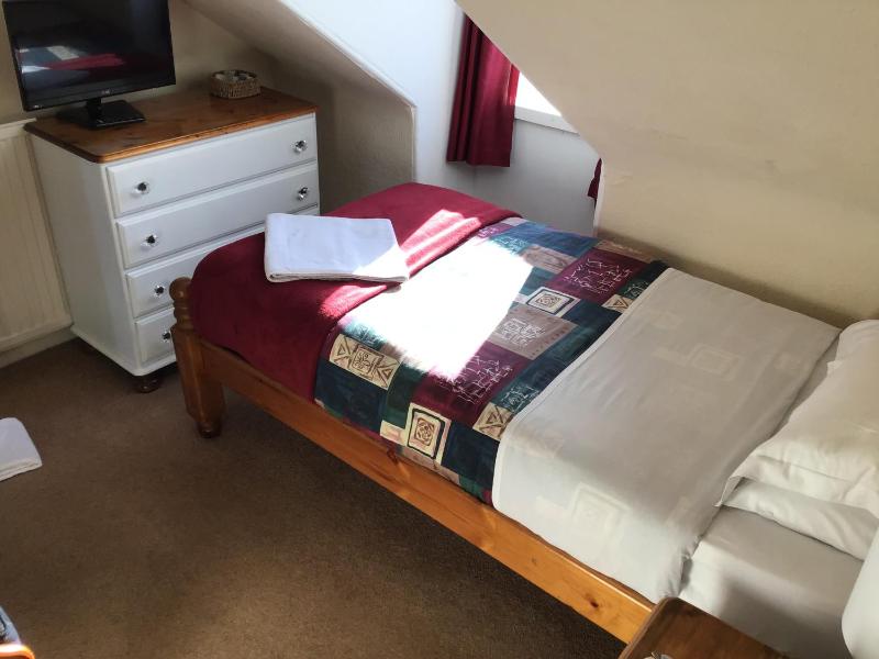 Budget Single Room with Shared Bathroom image 2