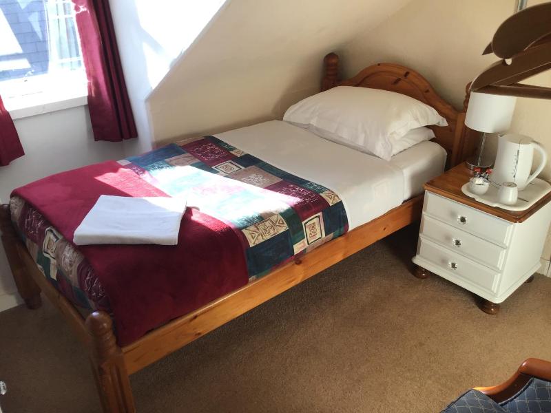 Budget Single Room with Shared Bathroom image 1