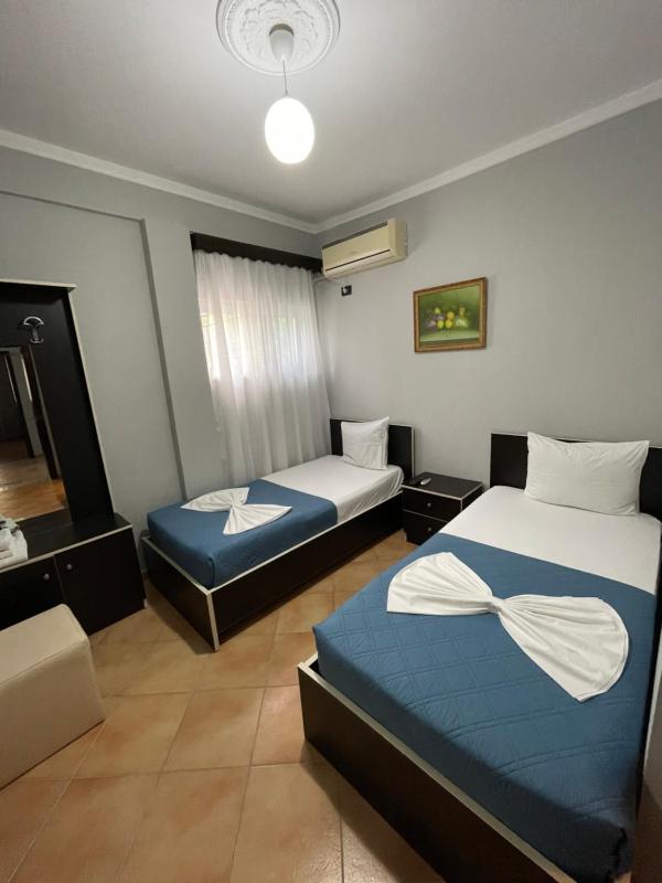 Twin Room with Private Bathroom image 3