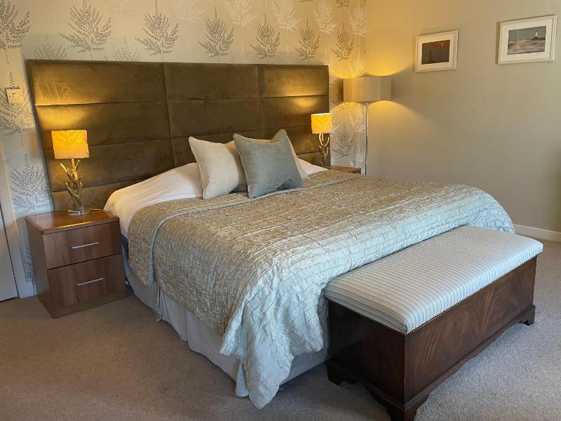Double Room with Super King size bed image 3