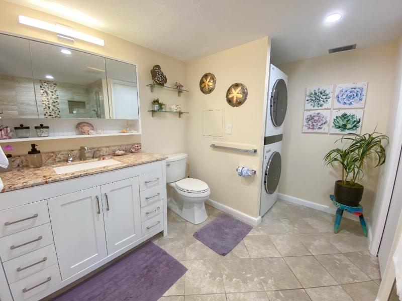 Standard Two-Bedroom Apartment with Waterview image 4