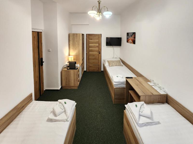 Standard Triple Room image 2