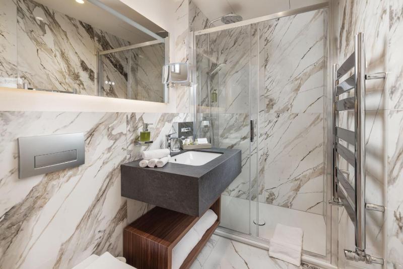 Superior King Room image 3