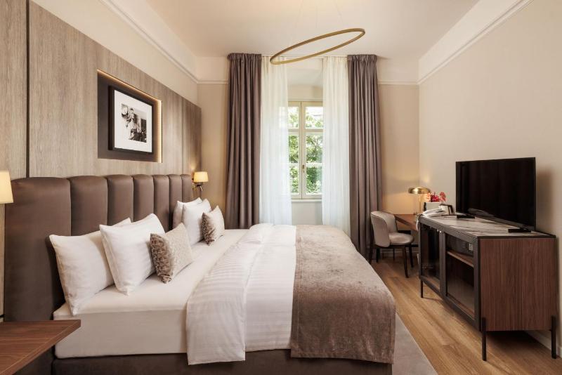 Superior King Room image 4