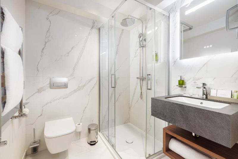 Double Room with Balcony image 3