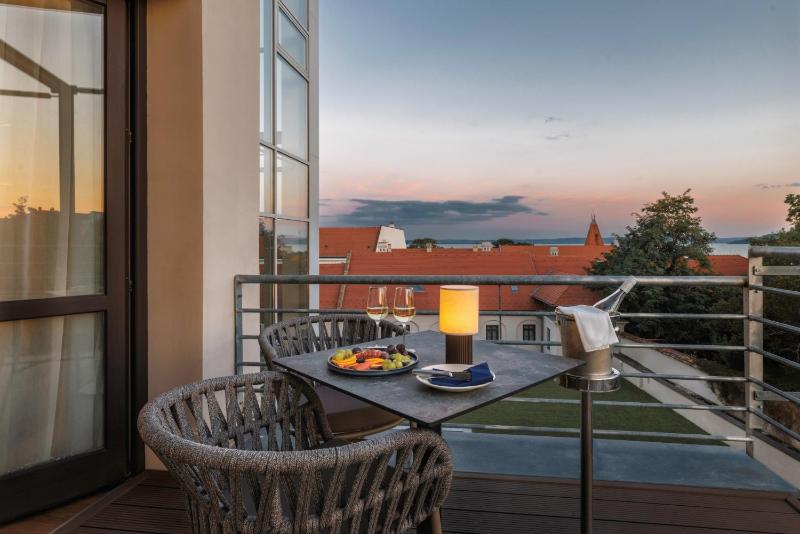 Double Room with Balcony image 4